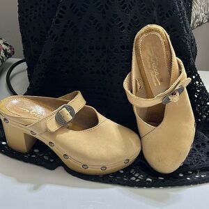 Sbicca Vintage Collection Camel slip on thick heel size 38 or 7m